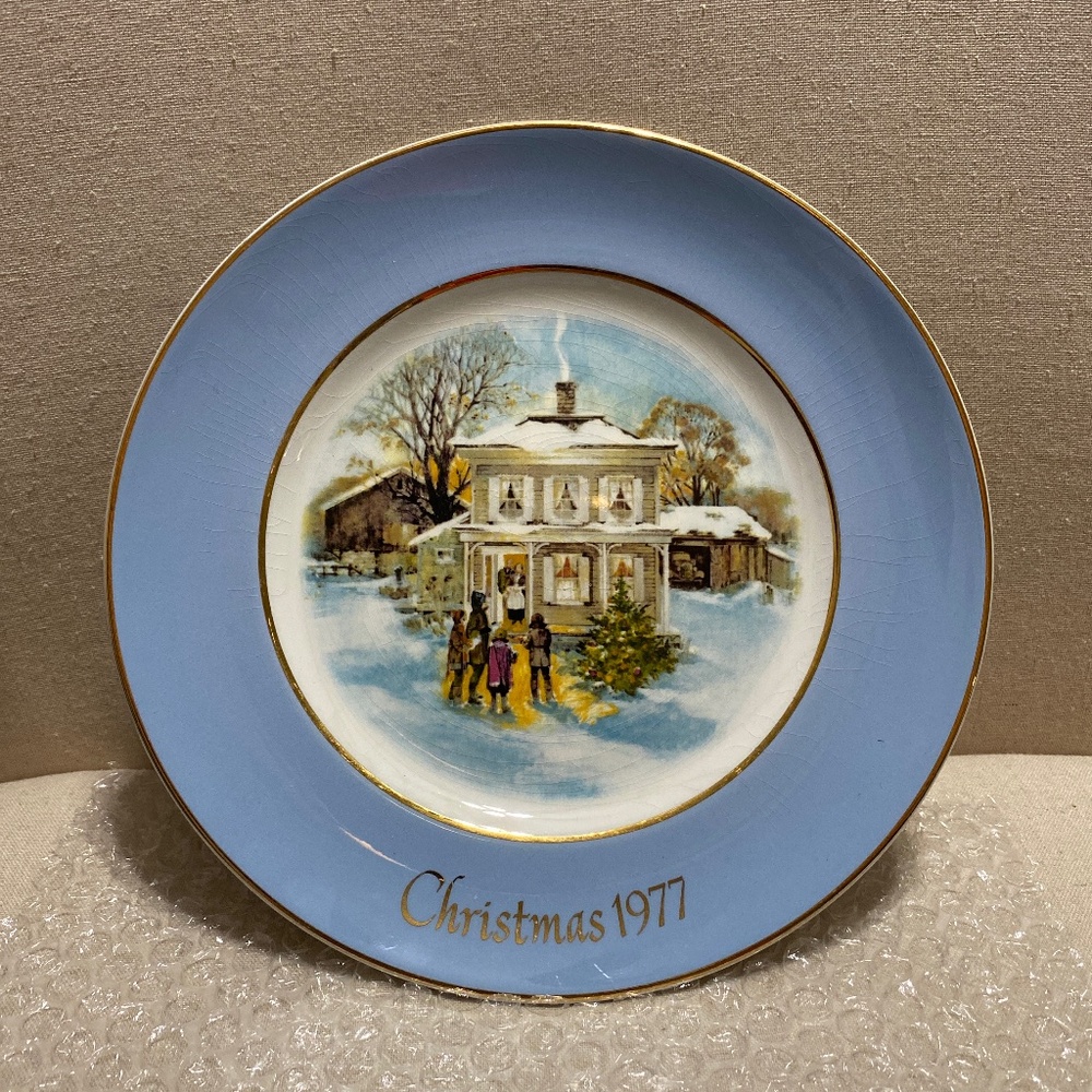 “CAROLLERS IN THE SNOW” Christmas 1977 plate fifth edition Avon Enoch wedgwood